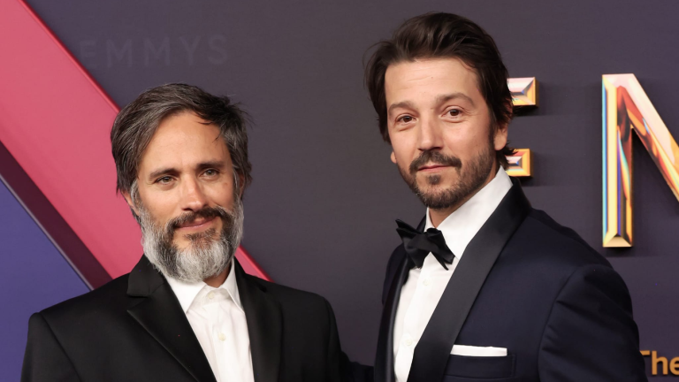 Sorprenden Diego Luna y Gael García Bernal al público en un karaoke