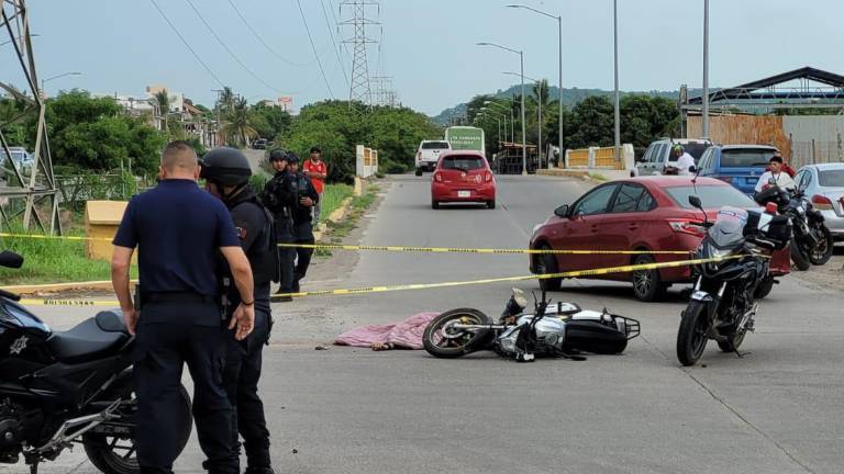 Un motociclista murió en Mazatlán tras chocar contra una góndola cargada de cascajo; el conductor de este último vehículo fue detenido.