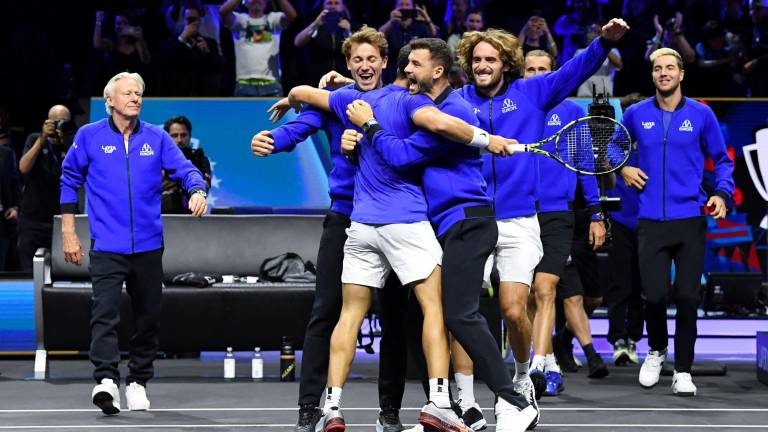 Carlos Alcaraz es felicitado por sus compañeros tras darle al Equipo Europa el título en la Laver Cup.