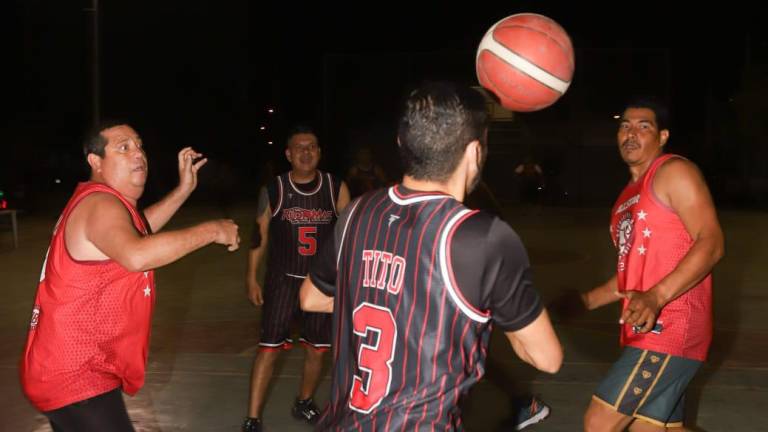 Los encuentro del Torneo Veteranos de Baloncesto “Juan Durán” se celebran con mucha intensidad.