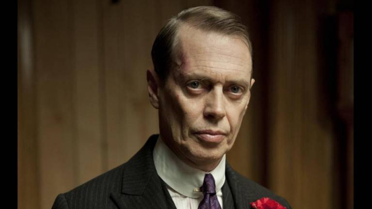 Steve Buscemi es agredido sin motivo alguno en Manhattan.