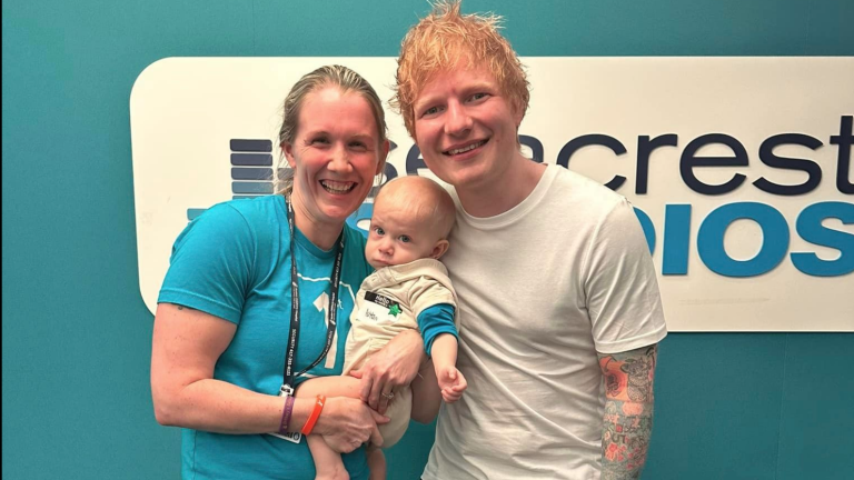 Ed Sheeran visita hospital infantil.