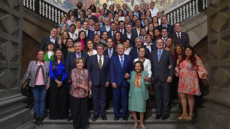 El Presidente Andrés Manuel López Obrador se reunió con senadores previo a la aprobación del paquete de reformas.