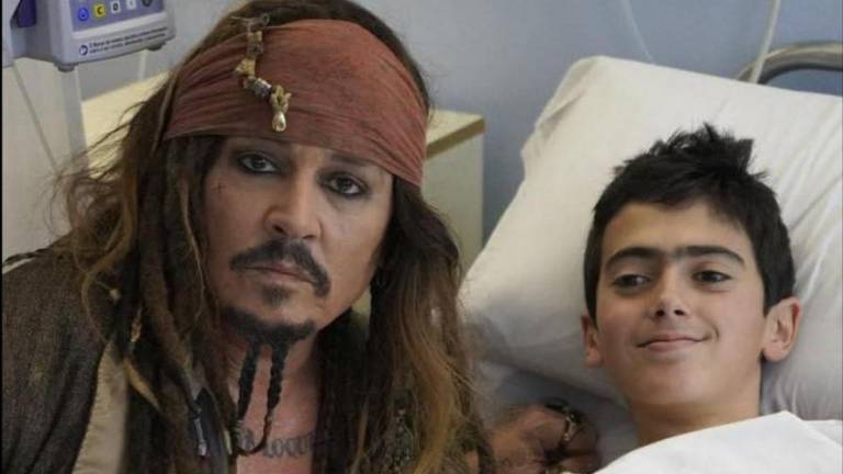 Johnny Depp sorprende a niños de un hospital en España.