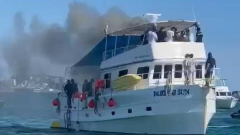 Efectivos de la Armada y el Escuadrón de Salvamento Acuático evacuaron a los pasajeros de un yate cuyo cuarto de máquinas presentó un incendio este domingo.