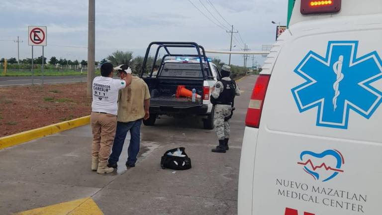 Agentes Carreteros de la Guardia Nacional y Paramédicos del Grupo Caresur de Villa Unión acudieron al lugar de la emergencia.