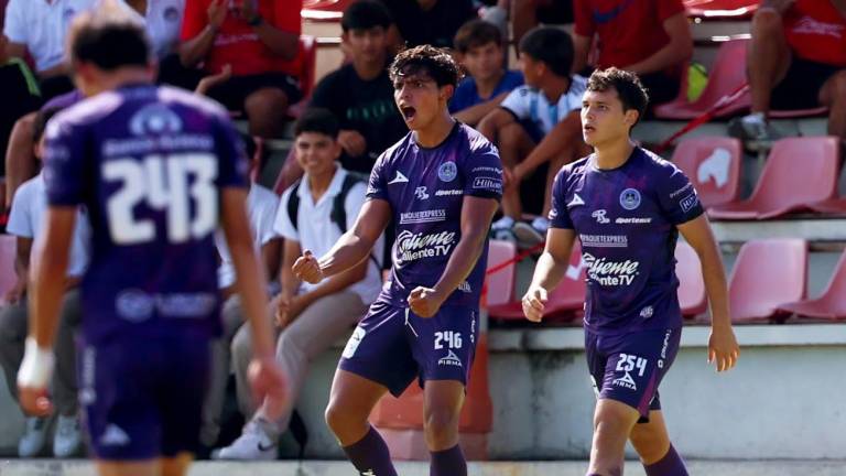 Brian Aguas celebra el gol que decretó el empate para la Armería Sub 19.