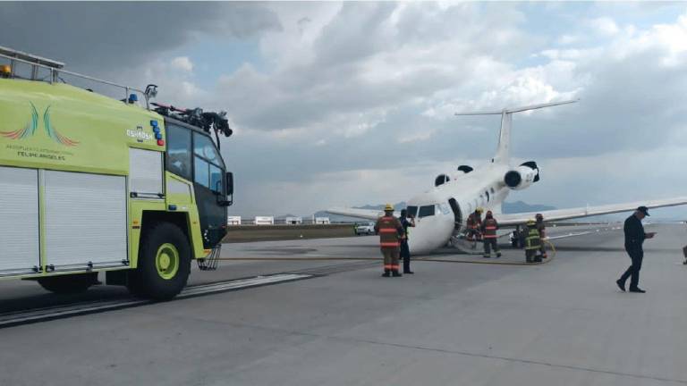 El avión estaba inclinado sobre su punta por la falta del tren de aterrizaje.