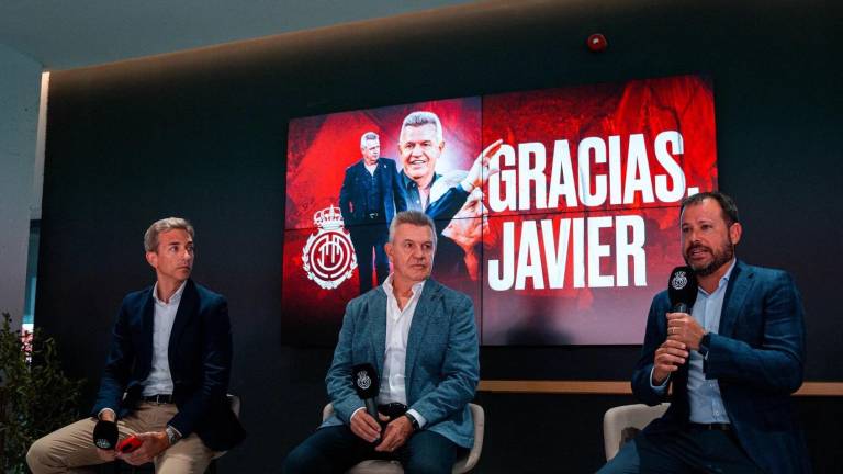 Javier Aguirre (centro) se despide del club.