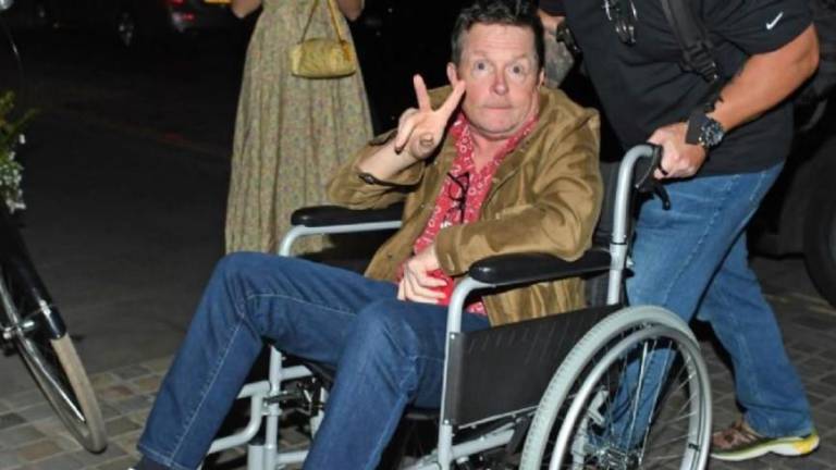 Preocupa a fans salud de Michael J. Fox, aparece en silla de ruedas
