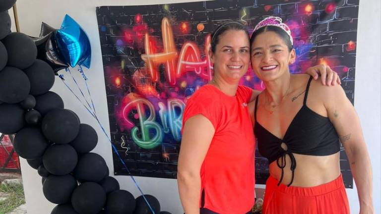 Con desayuno sorpresa celebran el cumpleaños de Karla Valenzuela