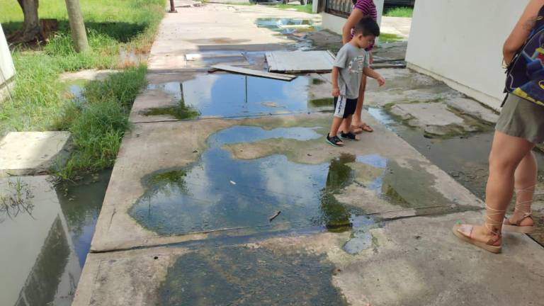 Habitantes del Infonavit Playas, en Mazatlán, denuncian fuga de drenaje que no ha sido reparada; que ya han enfermado personas