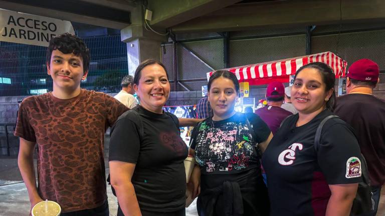 Disfruta la afición guinda de la Serie Catrinas en la casa de Tomateros