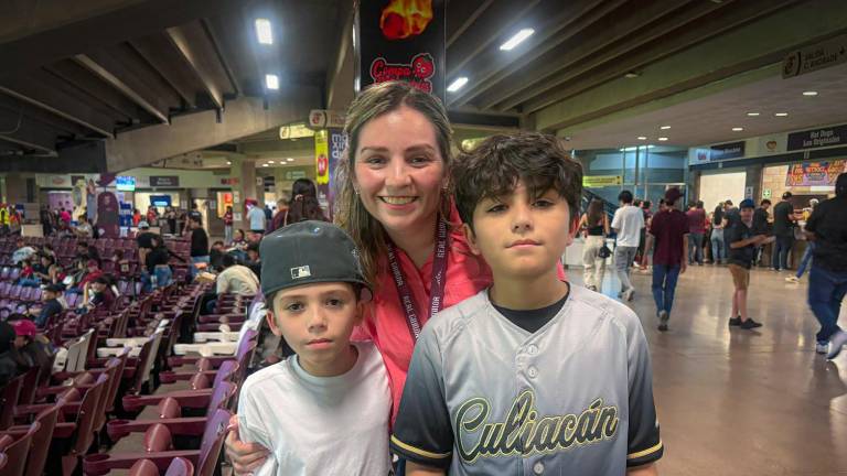 Disfruta la afición guinda de la Serie Catrinas en la casa de Tomateros