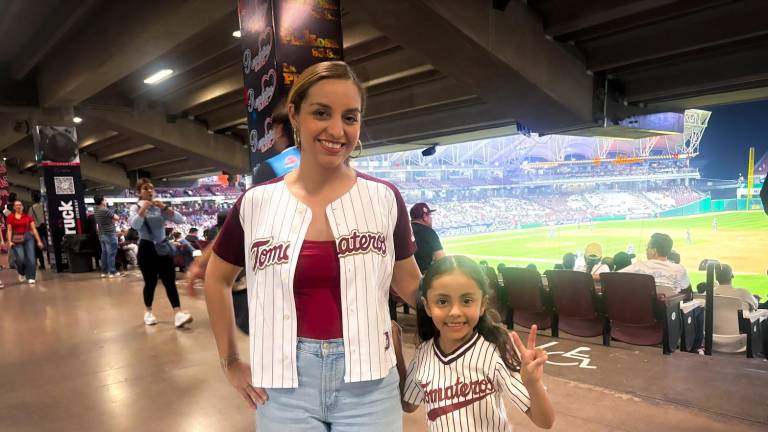 Disfruta la afición guinda de la Serie Catrinas en la casa de Tomateros