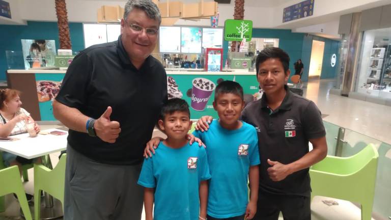 Sergio Zúñiga, los niños Matías Vázquez Albino y Félix Albino Bautista, y el entrenador Bernardino de Jesús Albino.