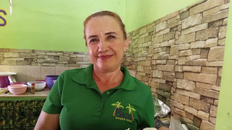 Además del tradicional ceviche de sierra, Patricia Osuna vende de camarón crudo y cocido, jaiba y calamar.