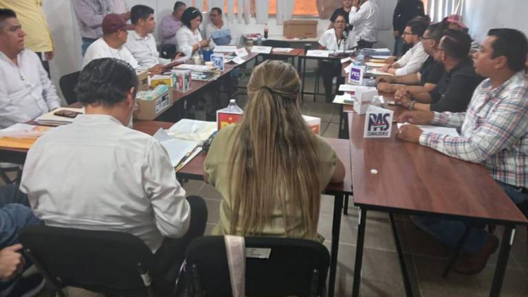 Sesión del Consejo Municipal Electoral de Mazatlán para hacer el cómputo electoral y recuento de votos en casillas seleccionadas.