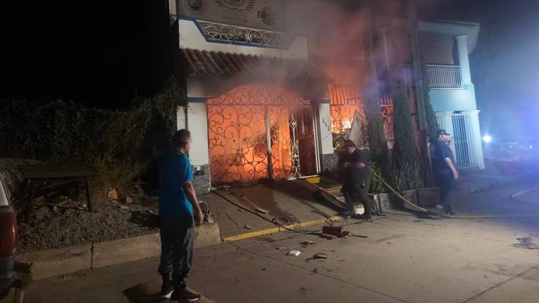 Bomberos y rescatistas trabajaron en el centro de rehabilitación tras el ataque y el incendio, donde una persona perdió la vida.