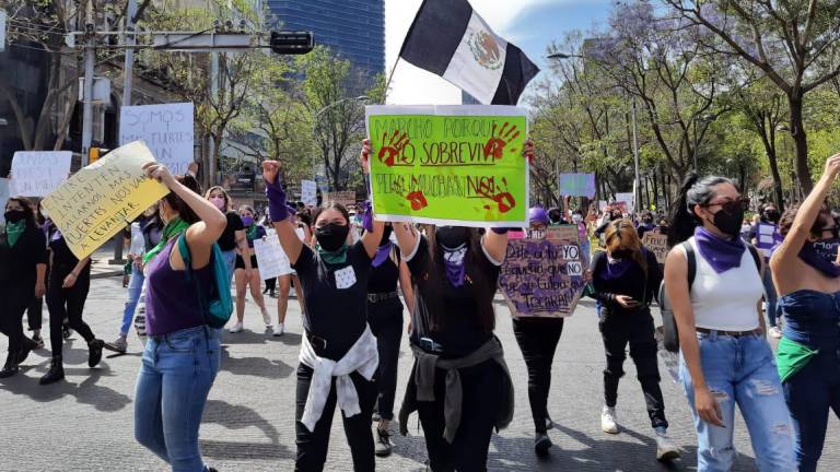 Protesta de mujeres en Ciudad de México avanza hasta el Zócalo sin enfrentarse con policías