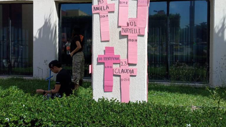 Cruces rosas fueron colcadas en las columnas de la Fiscalía.