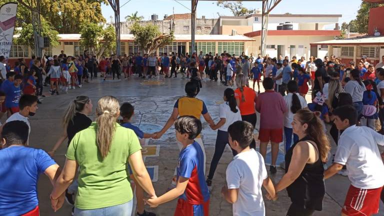 Mediante el baile y la danza fitness, los niños se movilizan.