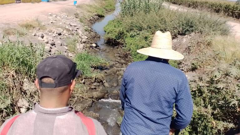 Trabajadores del campo fueron quienes hallaron a un hombre asesinado en un canal de riego de Costa Rica, Culiacán.