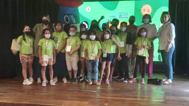 Niñas y niños se gradúan de curso de verano sobre la naturaleza