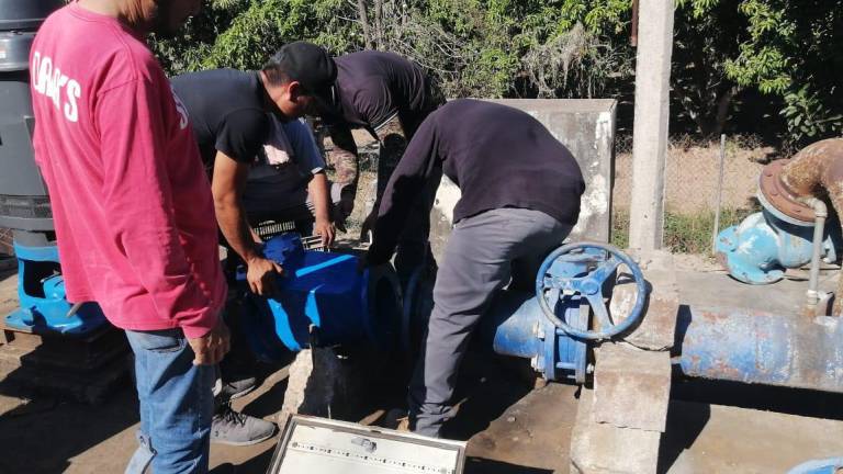 Trabajadores de la Jumapae en trabajos de reparación de los acueductos en Escuinapa.