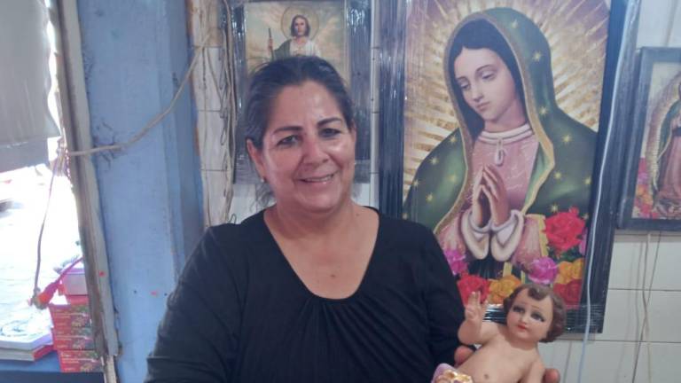 Elizabeth tiene 30 años de ofrecer dulces y detalles navideños en Rosario