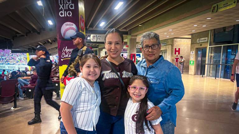 Disfruta la afición guinda de la Serie Catrinas en la casa de Tomateros