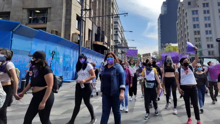 Protesta de mujeres en Ciudad de México avanza hasta el Zócalo sin enfrentarse con policías