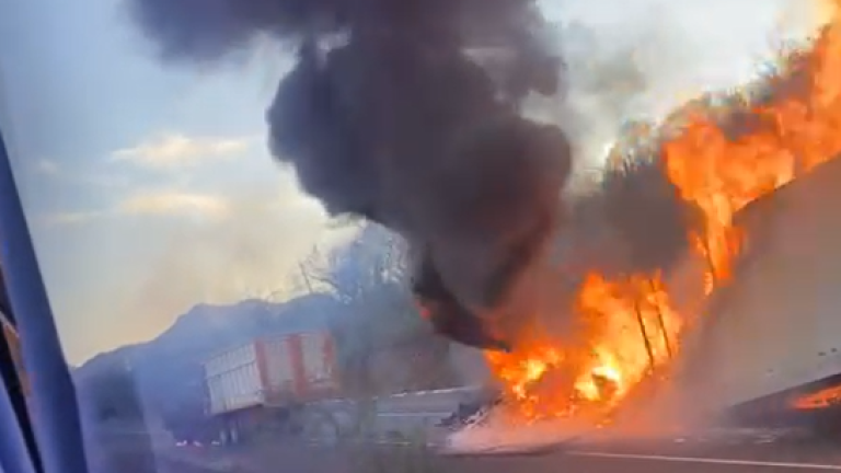 Se incendian tráiler y camión de carga en Elota