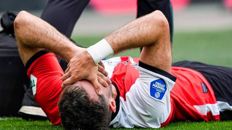 Santiago Giménez se lesionó contra el NAC Breda.