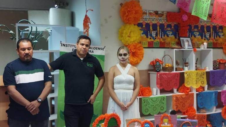 Exponen trabajos del Taller de Mini Altares y Calaveritas Literarias