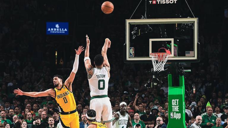 Jayson Tatum logró 36 puntos para los Celtics, que prevalecieron en tiempo extra.