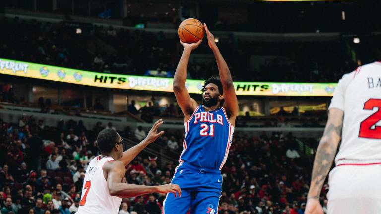 Joel Embiid anota 31 puntos.