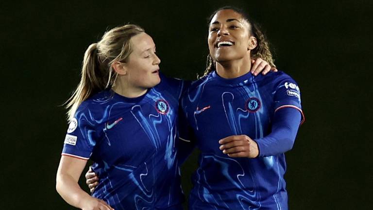 Erin Cuthbert felicita a Catarina Macario, quien entró de cambio y anotó en par de ocasiones para el Chelsea.