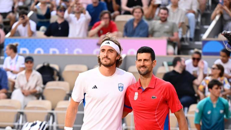 Novak Djokovic elimina a Stefanos Tsitsipas en cuartos de final.