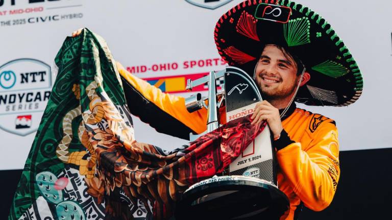 Pato O’Ward celebra su triunfo en la Mid Ohio de la IndyCar.