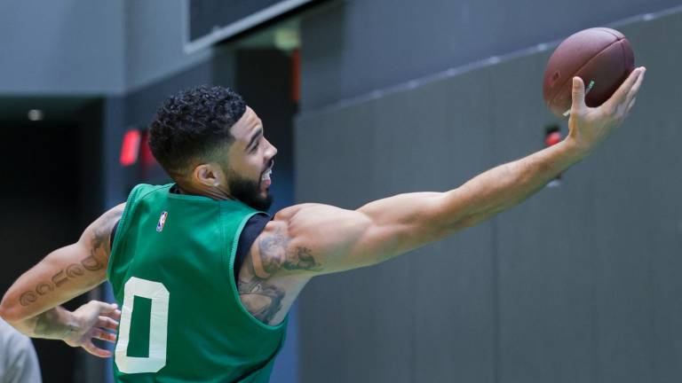 Jayson Tatum y sus compañeros se relajaron con un partido de futbol americano.