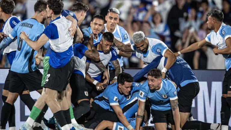 Uruguay vence a Colombia en partido vibrante y la desplaza del subliderato de las eliminatorias