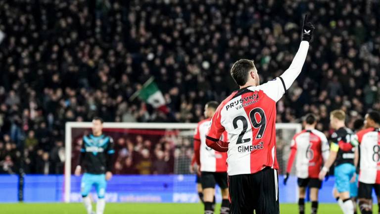 Santiago Giménez anota triplete en la victoria ante Heracles