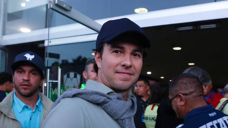 Checo llegando al estadio BBVA.