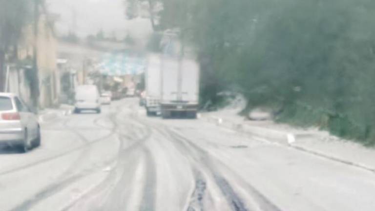 Nevada y granizo en la zona de Río Frío y Llano Grande, sobre la autopista México-Puebla.