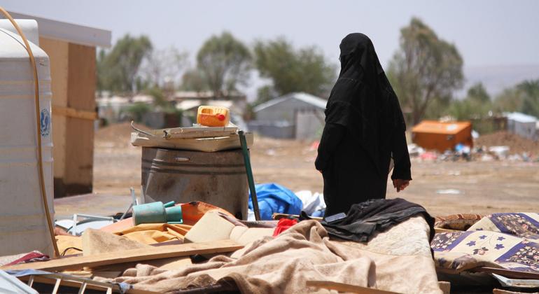 $!Una mujer yemení camina por una zona devastada por las inundaciones.