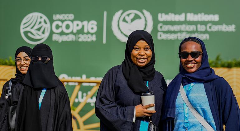 $!Los delegados llegan el primer día de la conferencia sobre desertificación COP16 en Riad, Arabia Saudí.