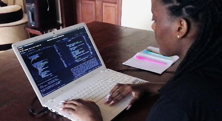 $!Carine, ingeniera de software, trabaja en la codificación de las aplicaciones en las que trabaja, Save y Save+, desde su tableta en Kigali (Ruanda).