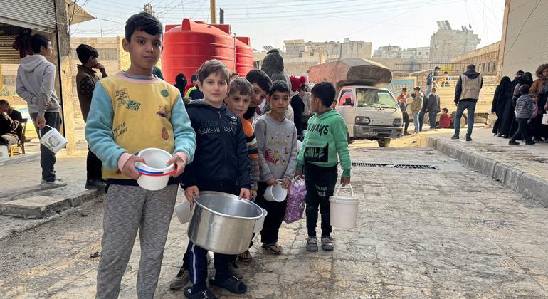 $!Niños haciendo cola para recibir comida caliente en Alepo, Siria.