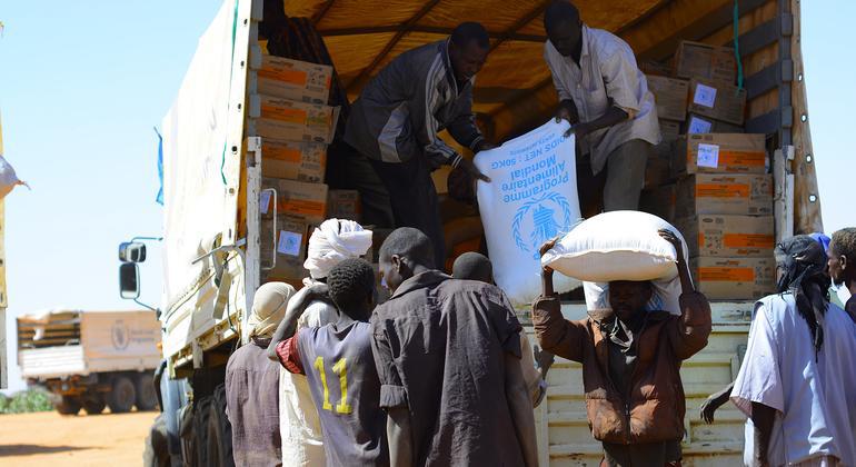 $!El PMA entrega ayuda alimentaria a las personas desplazadas en el campamento de Zamzam, en el norte de Darfur.